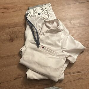 Mediclo SET scrubs OFF WHITE
1st photo items. 
2nd, 3rd photos only for style